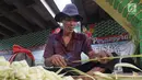 Pedagang membuat kulit ketupat dari daun kelapa di kawasan Bintaro, Jakarta, Sabtu (10/8/2019). Menjelang Idul Adha, para pedagang menjual kulit ketupat dengan harga sekitar Rp 8 ribu per sepuluh buah tergantung ukuran. (Liputan6.com/Herman Zakharia)