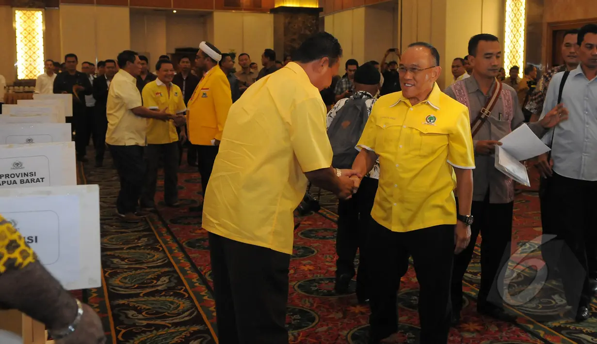 Ketum Partai Golkar versi Munas Bali Aburizal Bakrie saat tiba pada rapat konsultasi nasional Golkar di Jakarta, Selasa (10/3/2015). Rapat itu membahas putusan Menkumham yang menerima kepengurusan Golkar versi Agung Laksono. (Liputan6.com/Herman Zakharia)