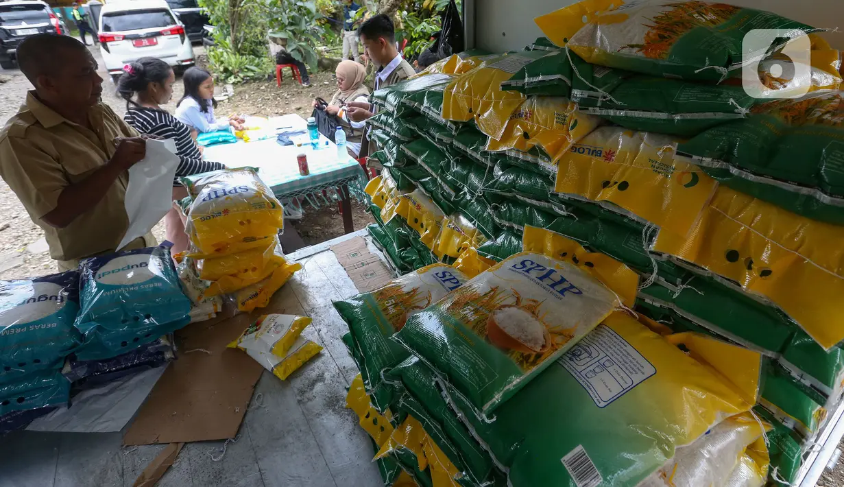 Aktivitas pendistribusian beras untuk stabilisasi pasokan dan harga pangan (SPHP) saat kegiatan Operasi Pasar Bulog Siaga di kawasan Mulyaharja, Bogor, Senin (4/3/2024). (merdeka.com/Arie Basuki)