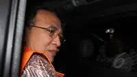 Suryadharma Ali memasuki mobil tahanan yang menjemputnya usai menjalani pemeriksaan lanjutan di gedung KPK, Jakarta, Rabu (13/5/2015). SDA diperiksa terkait dugaan kasus korupsi penyelenggaraan ibadah haji tahun 2010-2011. (Liputan6.com/Helmi Afandi)