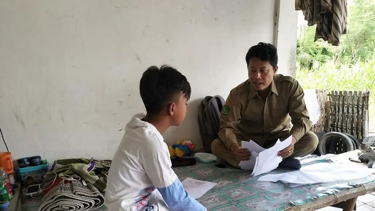 Kisah guru harus mengajar dari rumah ke rumah karena siswa tak punya smartphone