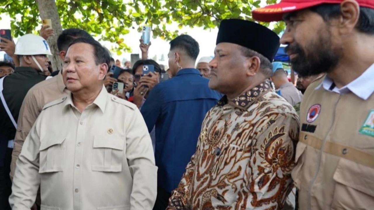 VIDEO: Jerit Tangis Warga Korban Banjir Aceh Bertemu Prabowo "Rumah Saya Diambil Sungai"