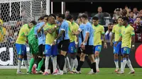 Pemain Brasil Raphinha dan pemain Uruguay Darwin Nunez&nbsp;terlibat argumen di tengah-tengah pertandingan perempat final Copa America 2024 antara Uruguay&nbsp;vs Brasil&nbsp;yang digelar di Stadion Allegiant, Las Vegas, Nevada pada MInggu (7/7/2024) pagi WIB. (Ethan Miller/Getty Images/AFP)