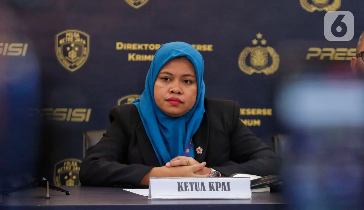 Ketua KPAI Ai Maryati Solihah (kanan) saat konferensi pers terkait kasus penganiayaan remaja 17 tahun berinisial D di Polda Metro Jaya, Jakarta, Kamis (2/3/2023). Dalam keterangannya Polda metro Jaya mengambil alih kasus penganiayayan tersebut dan menentapkan satus AG yang awalnya adalah anak berhadapan dengan hukum meningkatkan statusnya menjadi anak yang berkonflik dengan hukum atau berubah menjadi pelaku. (Liputan6.com/Angga Yuniar)