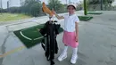 Seakan tak mau kalah dari sang mama, Claire juga tampil sporty dengan baju putih dan rok pink. Kaus kaki dan sepatunya juga berwarna putih, ditambah topi caddy yang senada. Claire tampak manis dengan senyumannya yang percaya diri. (Liputan6.com/IG/@shandyaulia)