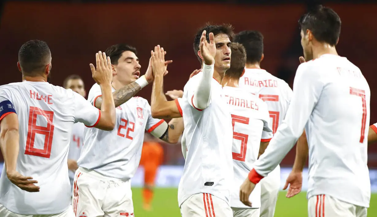 Para pemain Spanyol merayakan gol yang dicetak oleh Sergio Canales ke gawang Belanda pada laga uji coba di Johan Cruyff Arena, Rabu (11/11/2020). Kedua tim bermain imbang 1-1. (Dean Mouhtaropoulos via AP Photo, Pool)