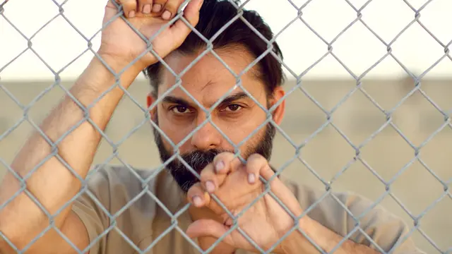 Kristen Stewart Temani Tahanan Muslim di Camp X-Ray