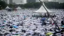 Massa aksi damai 2 Desember bersujud saat menunaikan ibadah salat Jumat di Monas, Jakarta, Jumat (2/12). Meski hujan mengguyur, massa tetap bertahan di saf masing-masing dan melangsungkan salat Jumat bersama-sama. (Liputan6.com/Faizal Fanani)