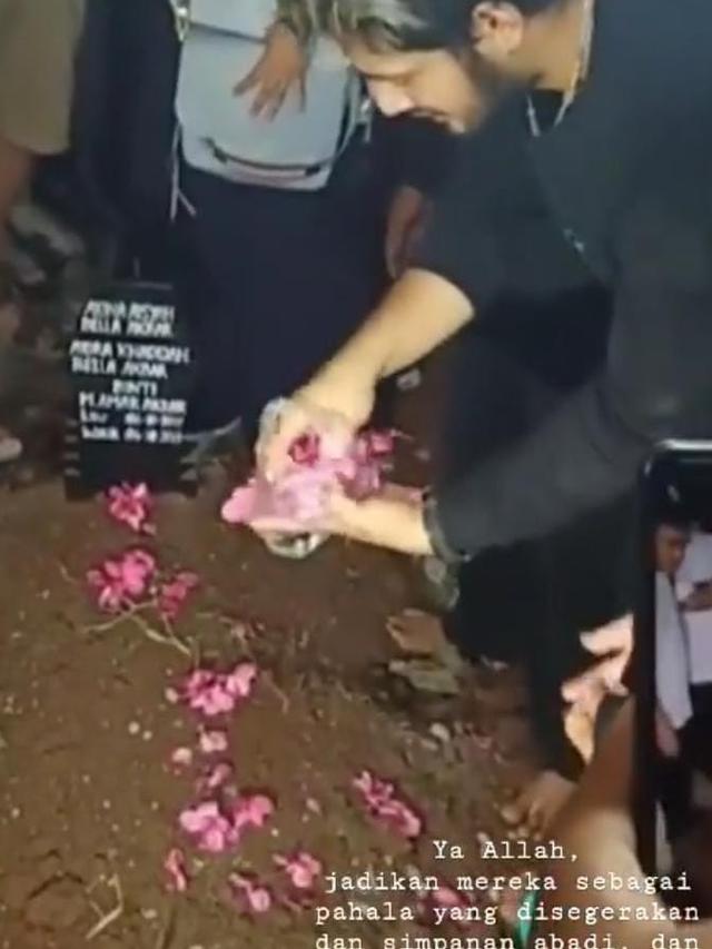 6 Momen Haru Ammar Zoni Saat Memakamkan Putri Kembarnya