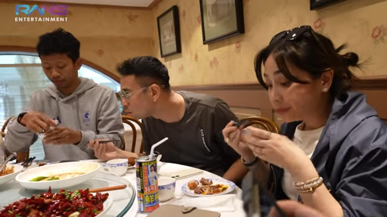 5 Potret Nagita Slavina Senyum Lebar Jajal Kuliner di Shanghai, Bandingkan dengan di Guangzhou