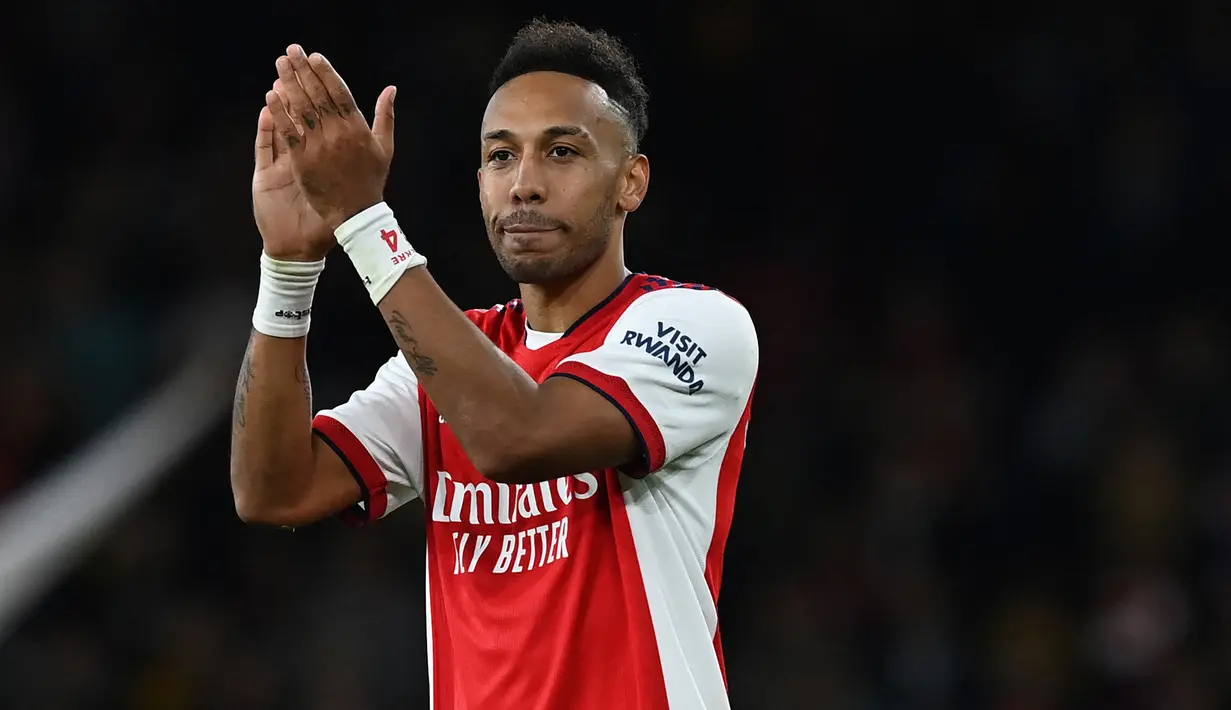 Pierre-Emerick Aubameyang. Striker Gabon yang telah 4 musim membela Arsenal mulai tengah musim 2017/2018 hingga tengah musim 2021/2022 ini jadi pemain terbaru yang dilepas gratis. Ia dilepas ke Barcelona akibat tidak mendapat tawaran kontrak baru usai ulah tindakan indisiplinernya. (AFP/Glyn Kirk)