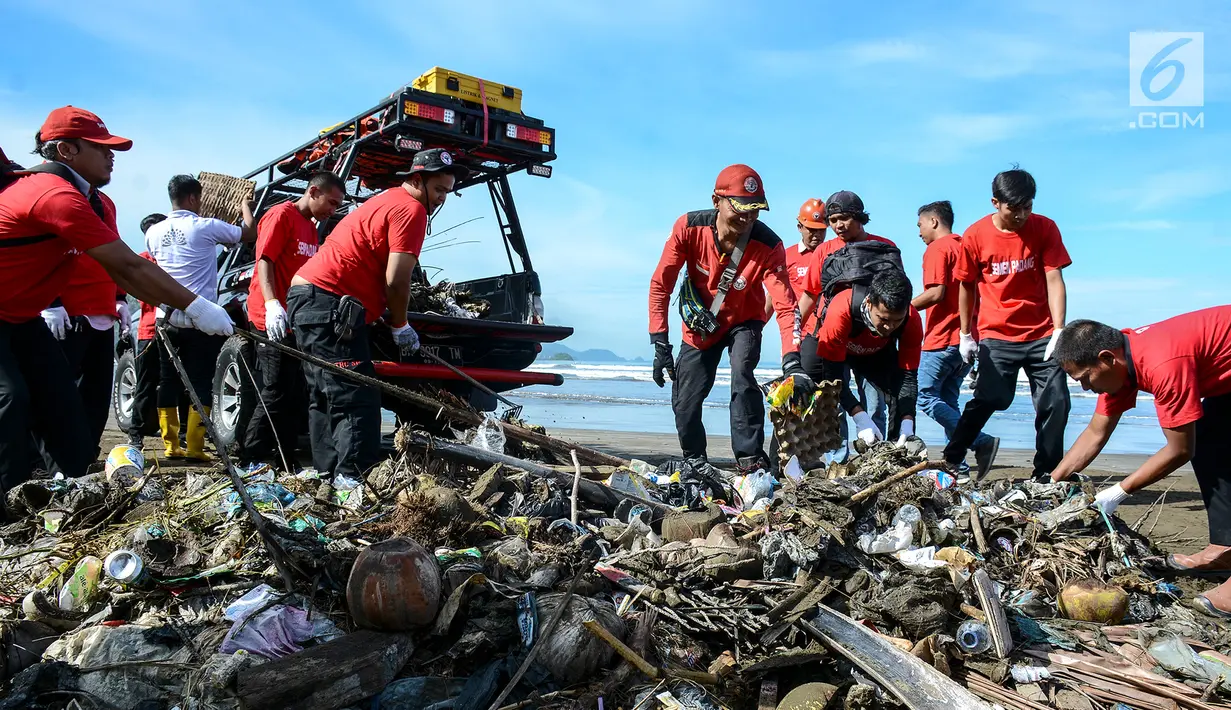 Karyawan dibantu masyarakat membersihkan sampah dan menanam pohon cemara laut di kawasan Pantai Air Manis, Padang, Sumatera Barat, (25/4). Kegiatan yang digelar Semen Indonesia dalam rangka memperingati Hari Bumi 2019. (Liputan6.com/Pool/Semen Indonesia)