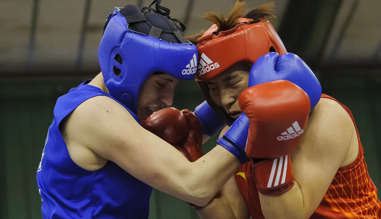 Petinju China, Yin Junhua, bertarung melawan petinju Hungaria, Renata Rakoczi (biru), pada babak kualifikasi kelas 57 kilogram Bocskai Istvan International Memorial Boxing Turnamen ke-61. (EPA/Zsolt Czegledi)