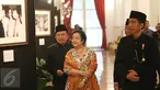 Presiden Joko Widodo (Jokowi) didampingi Wapres Jusuf Kalla dan Presiden Kelima RI Megawati Soekarnoputri melihat pameran foto dalam rangka peringatan Konferensi Asia Afrika (KAA) ke-62 di Istana Negara, Jakarta, Selasa (18/4). (Liputan6.com/Angga Yuniar)