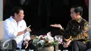 Jokowi mengajak Duterte berbincang di beranda belakang Istana Negara, Jakarta, Jumat (9/9). Hanya pemimpin negara dengan hubungan dekatlah yang diajak berbincang di beranda belakang Istana oleh Jokowi. (Liputan6.com/ Faizal Fanani)