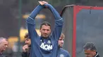 Penyerang MU, Zlatan Ibrahimovic melakukan pemanasan saat mengikuti sesi latihan pertamanya bersama Manchester United di Carrington, Inggris (28/7). Ibrahimovic diboyong Manchester United dari PSG pada 1 Juli 2016 secara gratis. (Twitter/@Ibra_official)