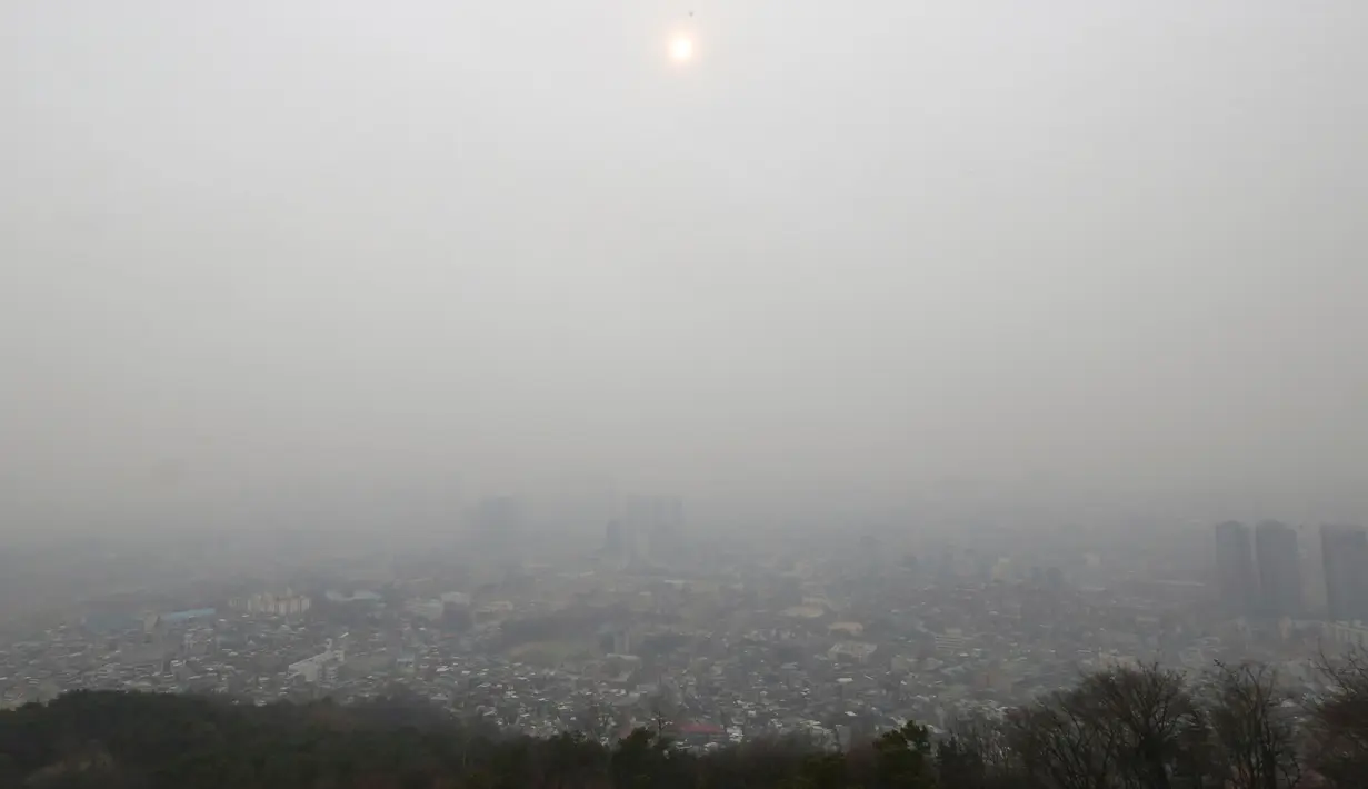 Suasana kota ditutupi dengan kabut tebal partikel debu halus di Seoul, Korea Selatan, Selasa (5/3). Kementerian Lingkungan Korea Selatan mengeluarkan langkah-langkah pengurangan debu halus darurat pada hari Selasa. (AP Photo/Ahn Young-joon)