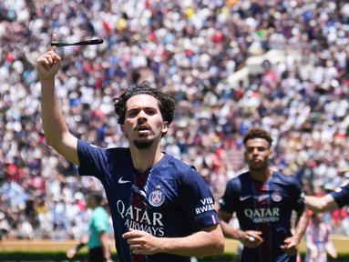 Pemain PSG, Vitinha, melakukan selebrasi setelah mencetak gol ke gawang Atletico Madrid dalam laga pembuka Grup B Piala Dunia Antarklub 2025 di Stadion Rose Bowl, Pasadena, Senin (16/6/2025) dini hari WIB. (AP Photo/Jae Hong)