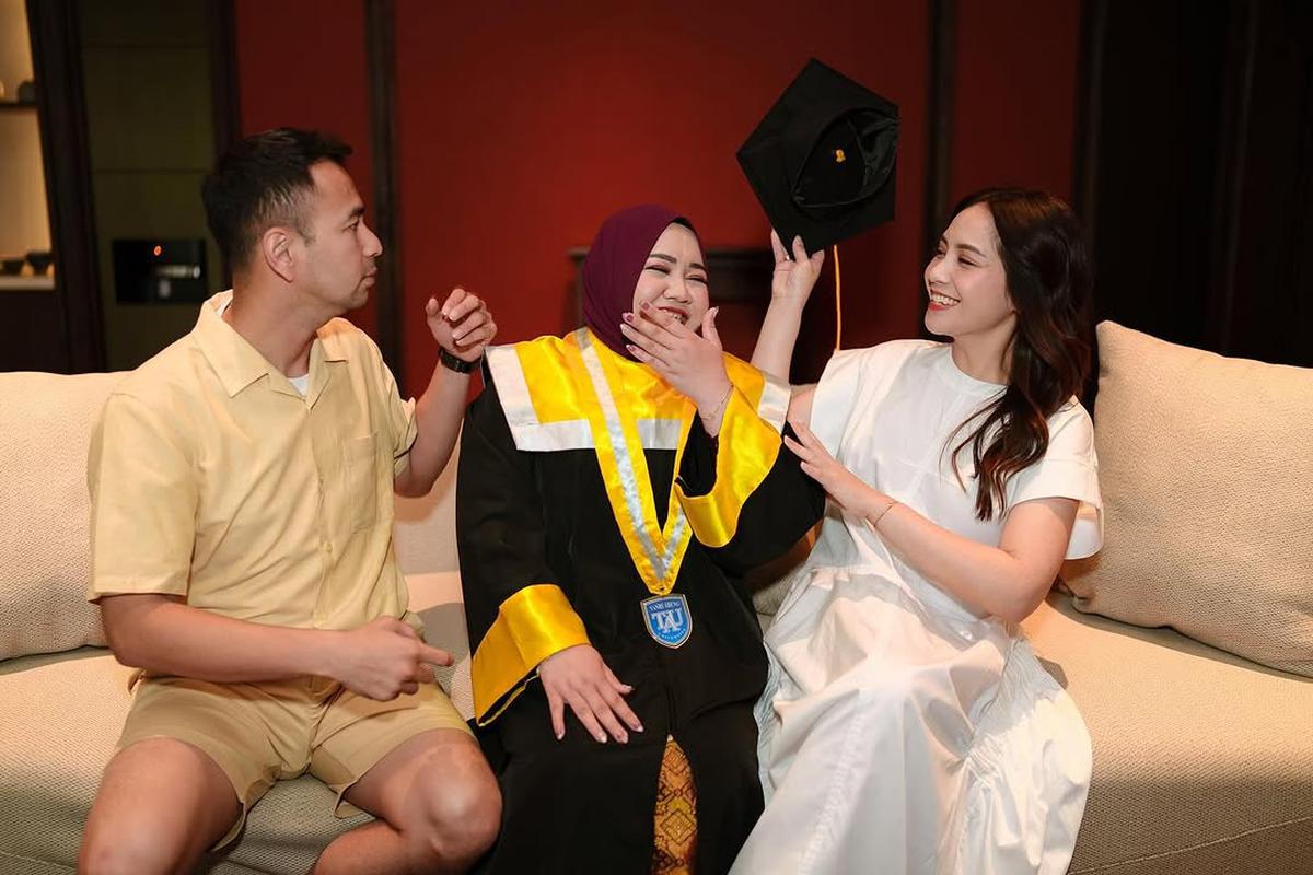 Potret Mbak Lala Wisuda, Syukurannya Diajak ke Bali Sampai Bawa Toga
