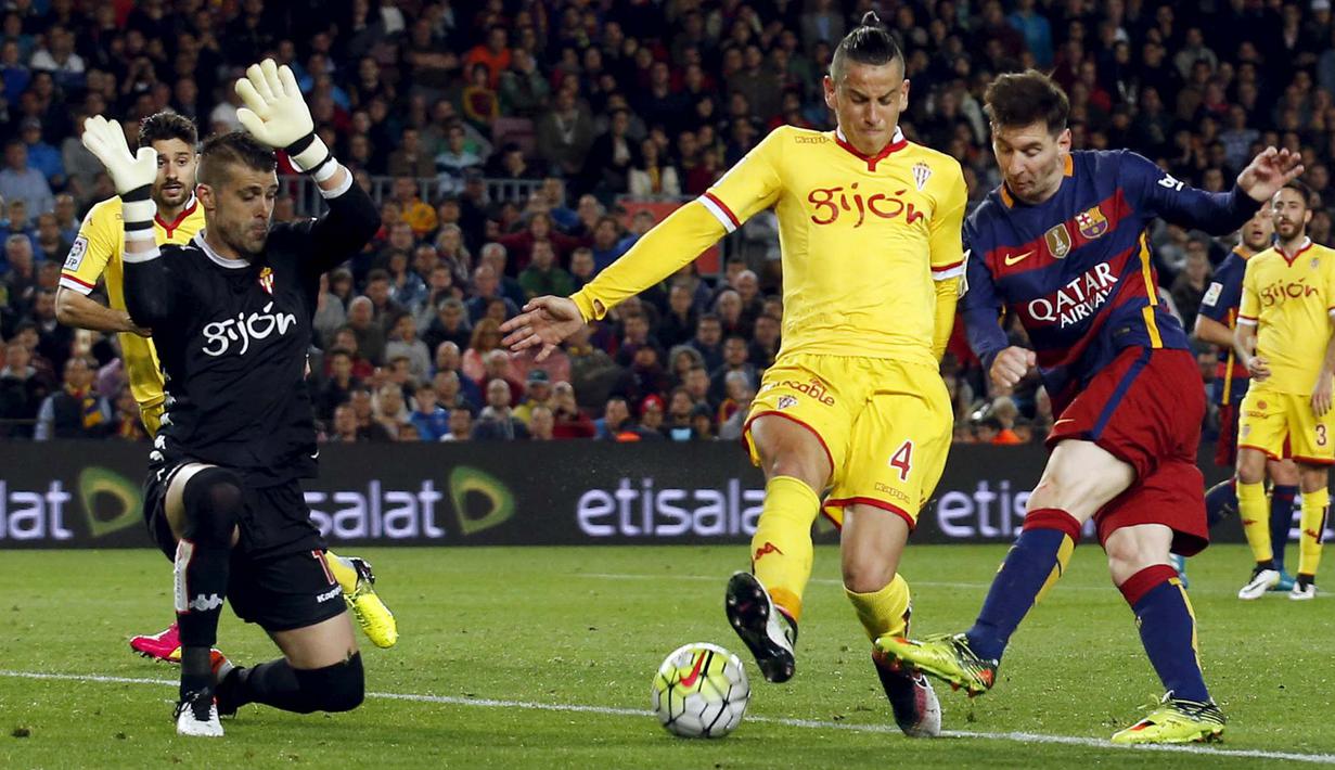 Lionel Messi melepaskan tembakan saat dihadang para pemain Sporting Gijon pada lanjutan La Liga Spanyol di Stadion Camp Nou, Barcelona, Sabtu (23/4/2016). (Reuters/Albert Gea)