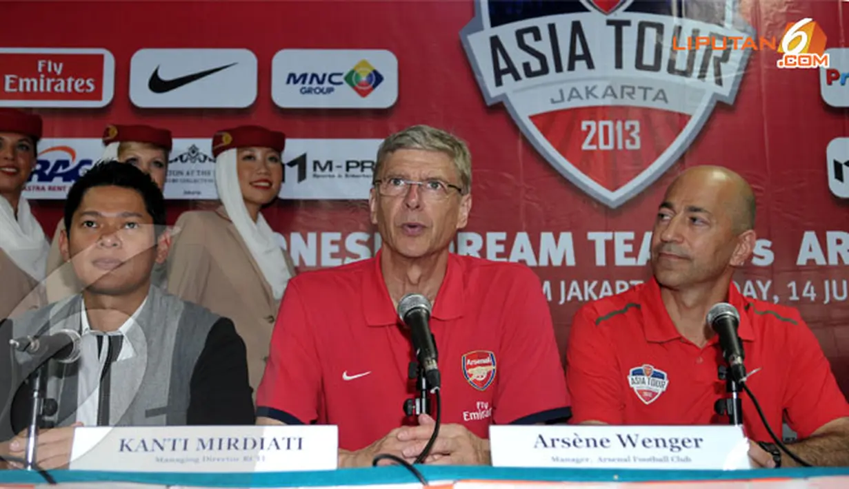 Arsene Wenger (tengah) mengaku akan menyajikan pertandingan luar biasa di Stadion Gelora Bung Karno pada Minggu 14 Juli 2013 mendatang (Liputan6.com/Helmi Fithriansyah)
