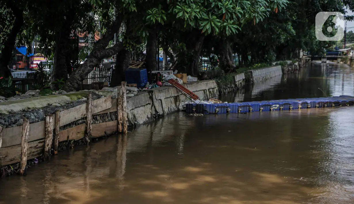 Kondisi bantaran Kali Induk Kramat Jati, Jakarta, Rabu(18/5/2022). Pemprov DKI Jakarta melalui Dinas Sumber Daya Air (SDA) berencana akan menormalisasi Kali Induk secara keseluruhan guna mencegah banjir yang melanda kawasan tersebut saat hujan deras mengguyur. (Liputan6.com/FaizaL Fanani)