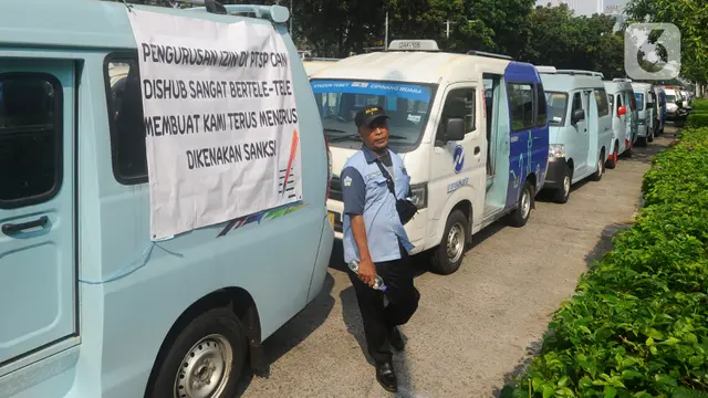 Ratusan Sopir JakLingko Demo di Balai Kota Jakarta