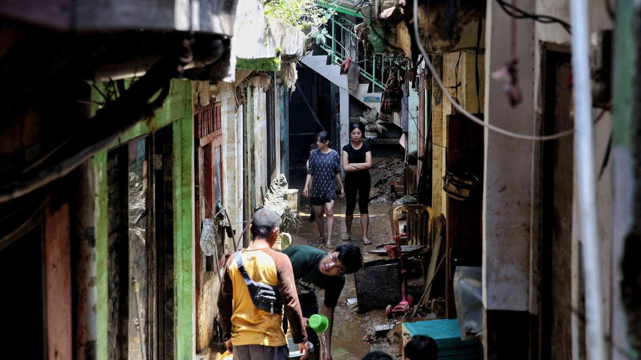 Warga berjibaku bersihkan sampah dan lumpur sisa banjir