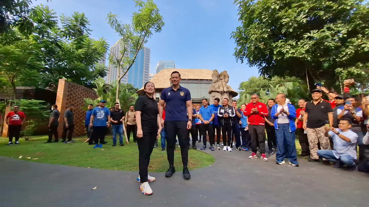 Ketua DPP PDI Perjuangan (PDIP) Puan Maharani dan Ketua Umum Partai Demokrat Agus Harimurti Yudhoyono (AHY) bertemu di Plataran Hutan Kota Senayan, Minggu (18/6/2023). (Liputan6.com/Lizsa Egeham)