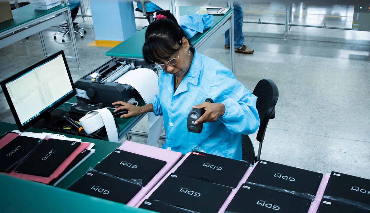 Teknisi wanita mendata tablet PC berteknologi Haier China di sebuah pabrik Industri Informatika, Komunikasi dan Elektronika Kuba (Gedeme) di Havana, Kuba (15/5). (AFP Photo/Adalberto Roque)