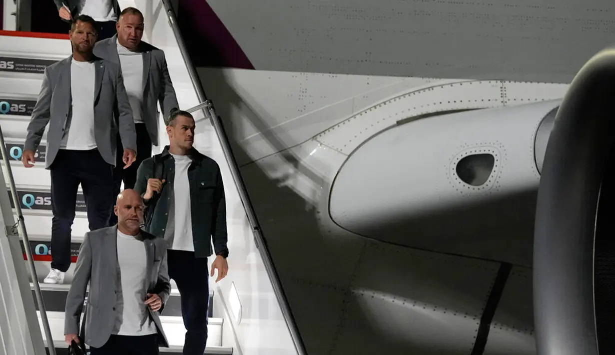 Gareth Bale (kanan) dari tim sepak bola nasional Wales tiba bersama rekan satu timnya jelang Piala Dunia 2022 di Bandara Internasional Hamad, Doha, Qatar, 16 November 2022. Wales akan memainkan pertandingan pertama mereka di Piala Dunia 2022 melawan Amerika Serikat pada 21 November. (AP Photo/Hassan Ammar)