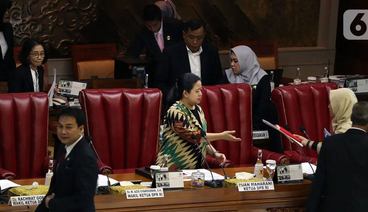 Ketua DPR Puan Maharani (ketiga kiri) memimpin Sidang Paripurna ke-3 Masa Persidangan I Tahun Sidang 2019-2020, di Kompleks Parlemen, Senayan, Jakarta, Selasa (22/10/2019). Sidang membahas surat Presiden terkait pemberhentian Kapolri Jenderal Pol Tito Karnavian. (Liputan6.com/Johan Tallo)