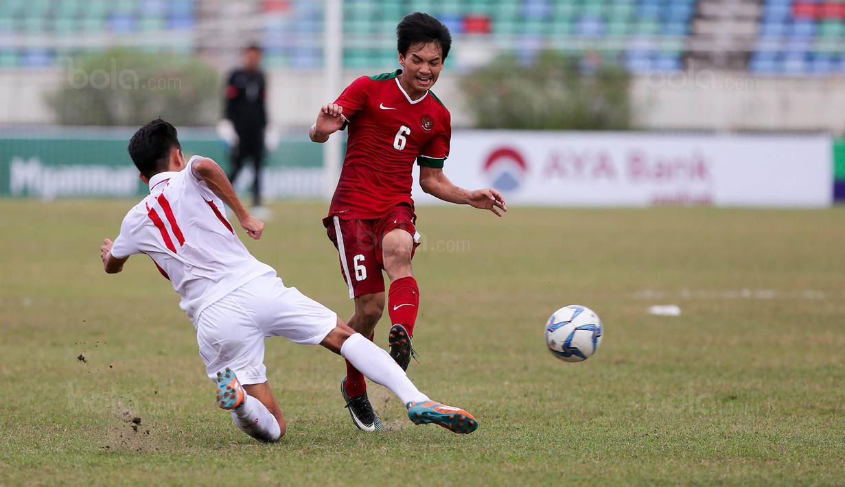 Pemain Timnas Indonesia U-19, Muhammad Iqbal, dihadang pemain Vietnam pada laga AFF U-18 di Stadion Thuwunna, Yangon, Senin (11/9/2017). Indonesia kalah 0-3 dari Vietnam. (Liputan6.com/Yoppy Renato)
