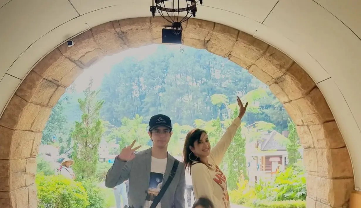 <p>Saat ini, Darren sudah genap berusia 20 tahun. Seiring bertambah dewasa, pesona Darren makin bertambah. [Foto: Instagram/andisorayabeatrix]</p>