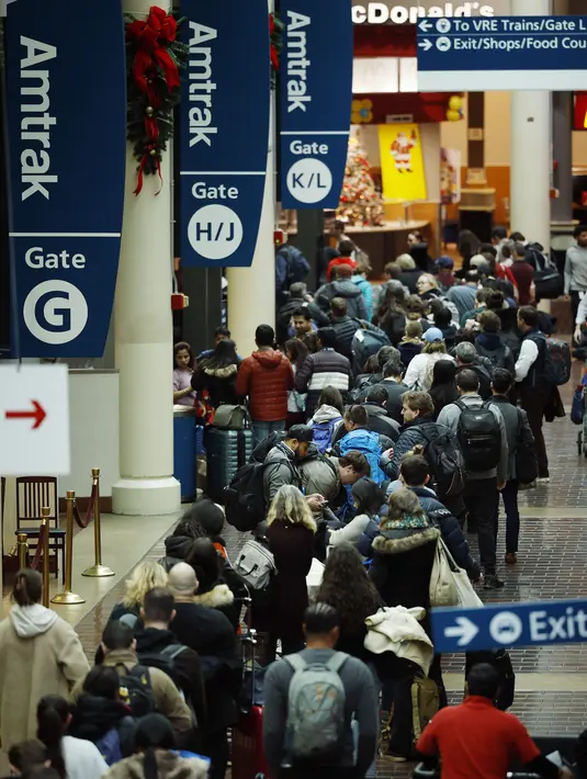 Wisatawan mengantre untuk naik kereta Regional Timur Laut di Union Station pada 21 Desember 2023 di Washington, DC. (Chip Somodevilla/Getty Images/AFP)