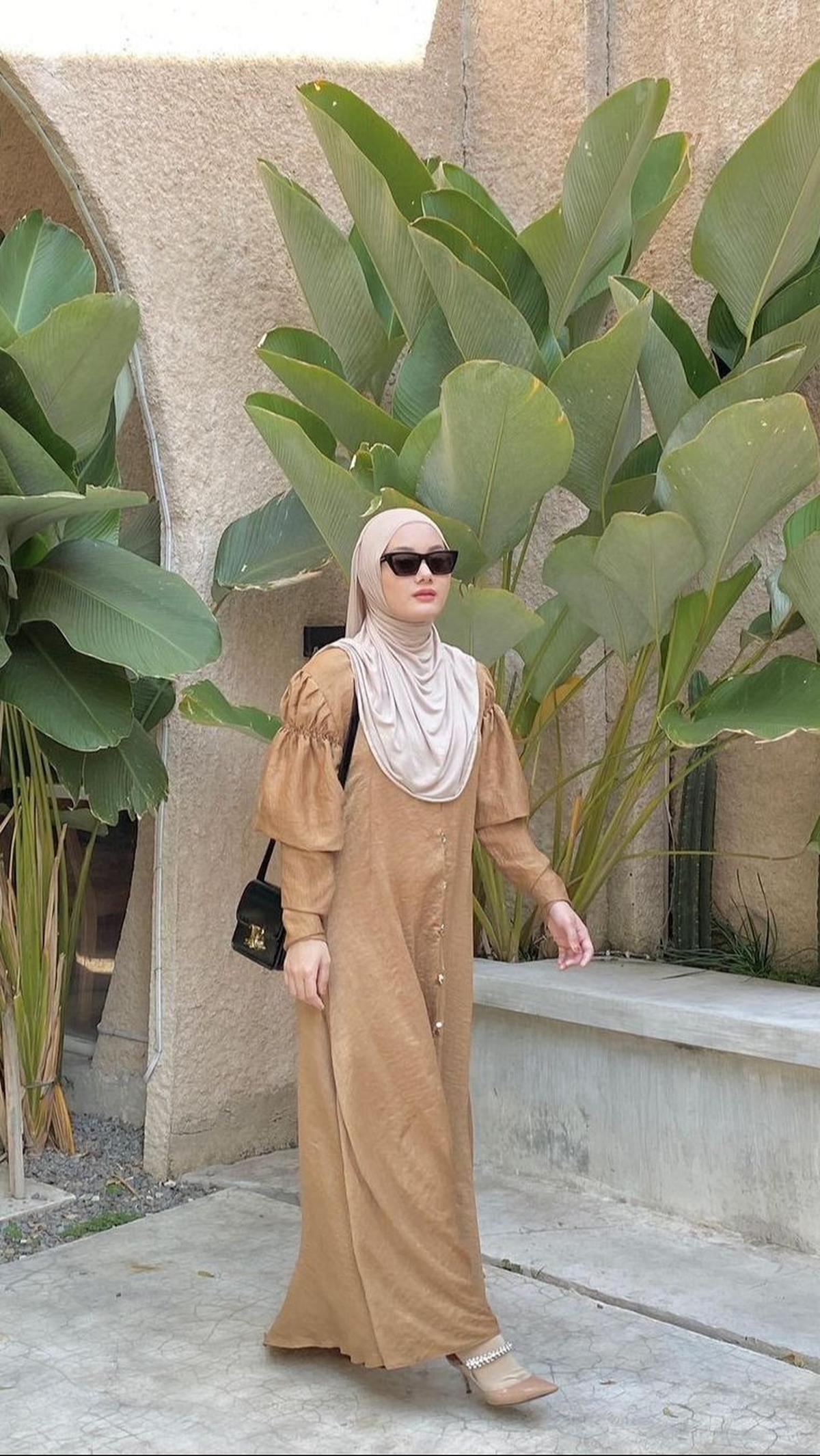Dari kelima dress selebritis ini, mana yang cocok dengan style mu? Mumpung waktunya masih sebulan lagi, kamu bisa menentukannya dari sekarang. Selamat menyambut bulan Ramadan ya.