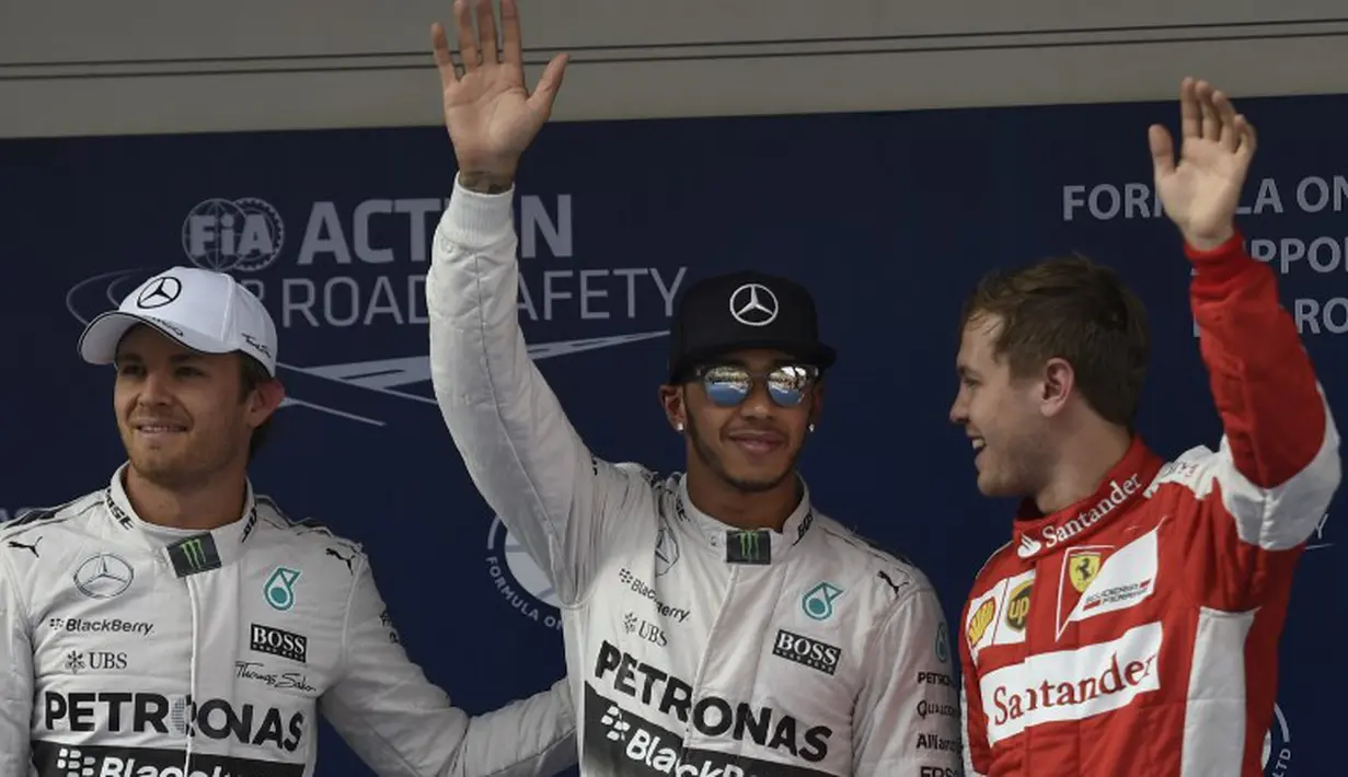Lewis Hamilton (tengah) tampil tercepat di sesi kualifikasi GP China yang berlangsung di Sirkuit Internasional Shanghai, Sabtu (11/4/2015) sore WIB.(AFP PHOTO/FRED DUFOUR)
