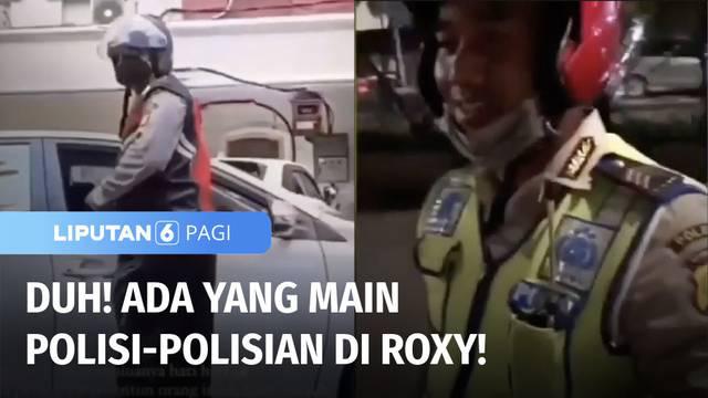 Rekaman video seorang polisi yang diduga gadungan tengah menilang pengendara mobil di kawasan Roxy, Gambir, Jakarta Pusat, viral di media sosial. Setiap kali beraksi, polisi misterius itu tak pernah memberikan surat tilang.