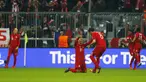 Para peman Bayer Munchen merayakan gol Arjen Robben ke gawang Arsenal pada lanjutan Liga Champion di Allianz Arena, Munich, Jerman, Kamis (5/11/15) dini hari. (Reuters / Michael Dalder)