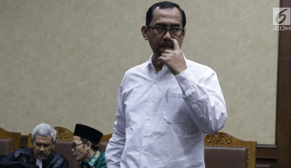 Terdakwa dugaan suap seleksi pengisian jabatan di Kementerian Agama, Haris Hasanuddin (kanan) saat jeda sidang lanjutan di Pengadilan Tipikor, Jakarta, Rabu (10/7/2019). Sidang mendengar keterangan saksi. (Liputan6.com/Helmi Fithriansyah)
