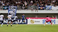 PSIM Yogyakarta meraih kemenangan 2-1 atas PSPS Pekanbaru di Stadion Mandala Krida, Yogyakarta pada laga lanjutan Grup X 8 besar Pegadaian Liga 2 2024/2025, Senin (17/2/2025) sore WIB. Hasil itu membuat PSIM memuncaki Grup X dan mengamankan tiket promosi ke Liga 1 musim depan. (Bola.com/Ana Dewi)