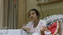 Bintang film senior, Yenny Farida saat berbincang dengan wartawan di rumah sakit Mitra Keluarga, Depok, Jumat (3/6). Artis yang sempat dijuluki sebagai bom seks ini sudah tidak bisa melihat dengan sempurna. (Liputan6.com/Herman Zakharia)