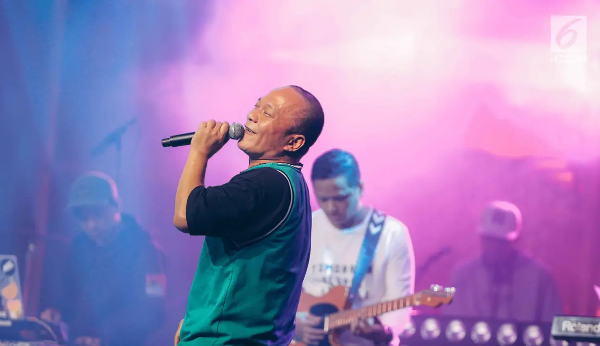 Aksi Rapper Iwa K saat menggelar konser Batman Kasarung di The Pallas, SCBD, Jakarta, Selasa (4/4). Dalam penampilannya Iwa K sukses membuat semua orang ikut bernyanyi bersama dirinya. (Liputan6.com/Faizal Fanani)