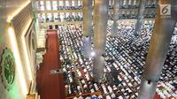 Jemaah melaksanakan salat Idul Adha di Masjid Istiqlal, Jakarta, Minggu (11/8/2019). Pemerintah Indonesia menetapkan Idul Adha 1440 Hijriah atau 10 Dzulhijjah jatuh pada 11 Agustus 2019 yang dirayakan dengan melaksanakan Salat Id dan penyembelihan hewan kurban. (Liputan6.com/Immanuel Antonius)