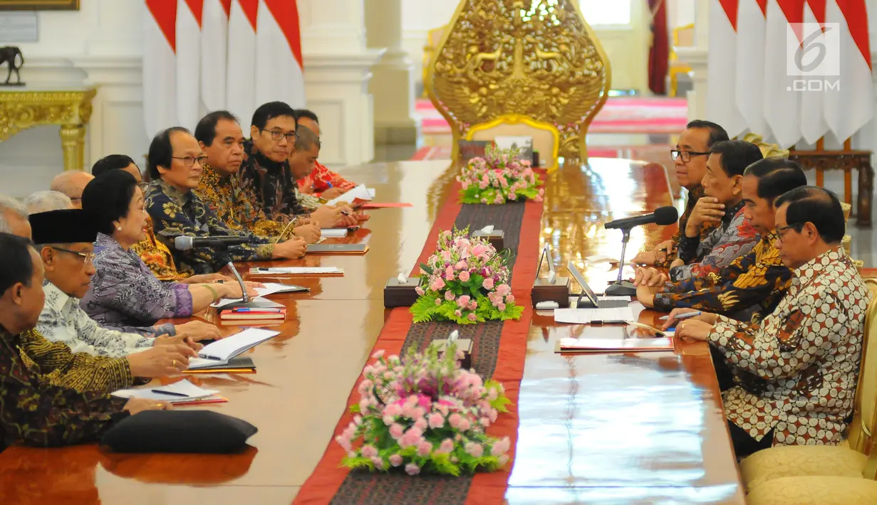 Suasana pertemuan Presiden Joko Widodo dengan Dewan Pengarah Badan Pembinaan Ideologi Pancasila (BPIP) di Istana Merdeka, Jakarta, Kamis (9/5/2019). Megawati Soekarnoputri yang mewakili Dewan Pengarah BPIP melaporkan hasil kerja lembaganya secara berkala kepada Jokowi. (Liputan6.com/Angga Yuniar)