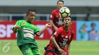 Penyerang PS TNI, Roni Sugeng Ariyanto (kiri) berebut bola dengan pemain Persiba pada laga lanjutan Liga 1 Indonesia di Stadion Pakansari, Kab Bogor, Jumat (5/5). Laga kedua tim berakhir imbang 1-1. (Liputan6.com/Helmi Fithriansyah)