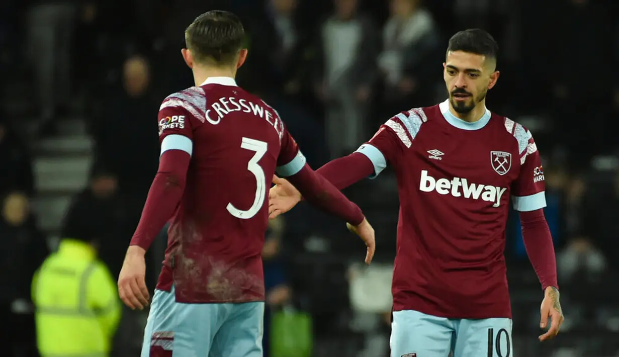 Pemain West Ham United Aaron Cresswell (kiri) berjabat tangan dengan Manuel Lanzini usai melawan Derby County pada pertandingan sepak bola putaran keempat Piala FA di Stadion Pride Park, Derby, Inggris, 30 Januari 2023. West Ham United mengalahkan Derby County dengan skor 2-0. (AP Photo/Rui Vieira)