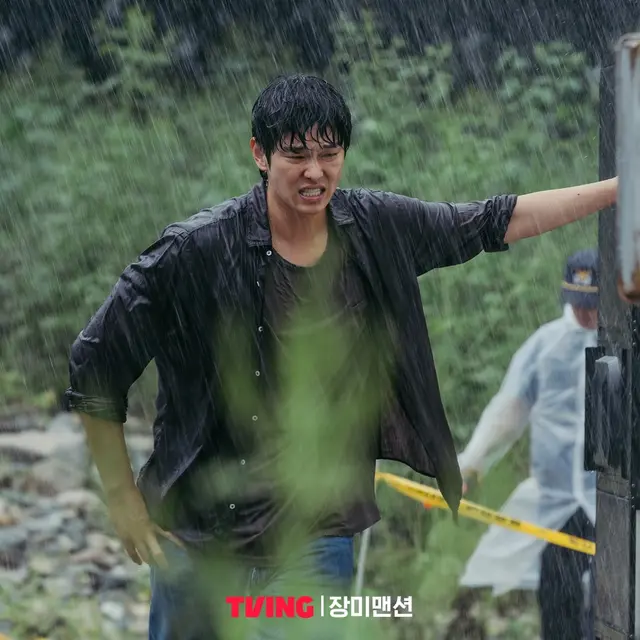 Yoon Kyun Sang dalam Rose Mansion. (tvIng via Soompi)