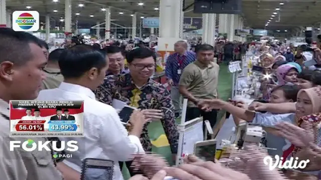 Dalam rangka Hari Buruh, Presiden Jokowi bertamu ribuan buruh pabrik sepatu di Cikupa, Tangerang, Banten.