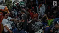 Calon penumpang menunggu bus di Terminal Kalideres, Jakarta, Kamis (30/5/2019). Menurut Badan Pengelola Transportasi Jabodetabek (BPTJ) puncak arus mudik di Terminal Kalideres diprediksi akhir pekan ini, mulai dari Jumat hingga Sabtu. (Liputan6.com/Faizal Fanani)